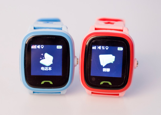 Reloj elegante de GPS de los niños de la prenda impermeable con la llamada 800 Mah de Facebook SOS de la cámara